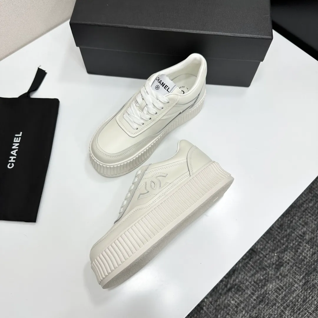👟👟Ex-factory price 560👟👟Chanel Panda Shoes! 2025 counter's top casual sports shoes. This classic design; the upper is electro-embroidered with a variety of techniques; the outsole is fashionable and sporty; the unusual inclusion of a variety of color matching elements... The diversified mix and match is very good-looking and versatile, and can be used for leisure, fashion, sports, and outdoor... ꫛꫀꪝ Go➫ Materials: ❶Upper made of: original imported first-layer silk cowhide + original waterproof cloth + original first-layer cowhide ❷Inner lining: Breathable mesh ❸ Outsole based on: original TPU combination outsole, full set of boutique packaging for women 35–41